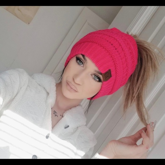 CC messy bun beanie - Picture 4 of 7